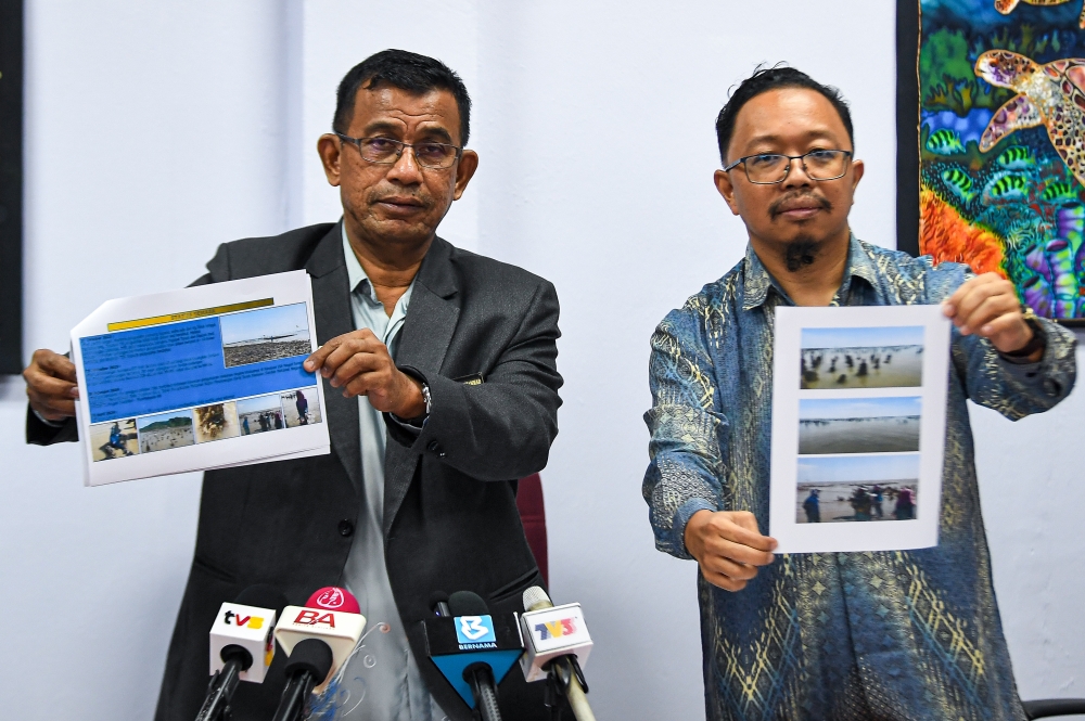 Department of Fisheries deputy director-general (Management), Wan Aznan Abdullah and Negeri Sembilan Fisheries Department director Kasim Tawe show a diagram of the mussel farming area using the stake method during a press conference about mussels in Port Dickson waters being contaminated with dangerous biotoxins April 4, 2024. — Bernama pic