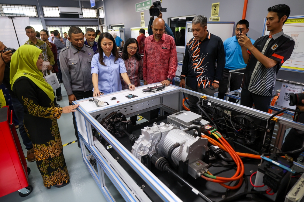 Youth and Sports Minister Hannah Yeoh (3rd left) attends the launch of the Youth and Sports Skills Training Institute’s Technical and Vocational Education and Training as a Hybrid and Electric Vehicle Maintenance Course in Hulu Langat April 4, 2024. — Bernama pic