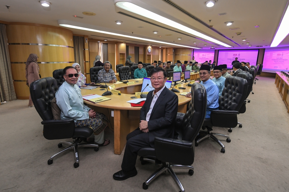 Prime Minister Datuk Seri Anwar Ibrahim chairs a meeting on the state’s development at Penang Chief Minister Chow Kon Yeow’s office in Komtar, April 5, 2024. — Bernama pic 
