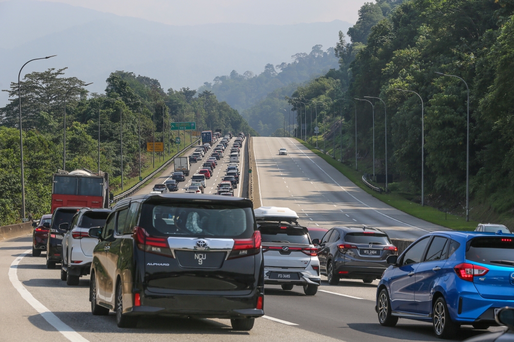 Heavy traffic is seen at the KL Karak (KLK) Expressway heading towards Genting Sempah in conjunction with Hari Raya Aidilfitri celebrations April 6, 2024. — Picture by Yusof Mat Isa