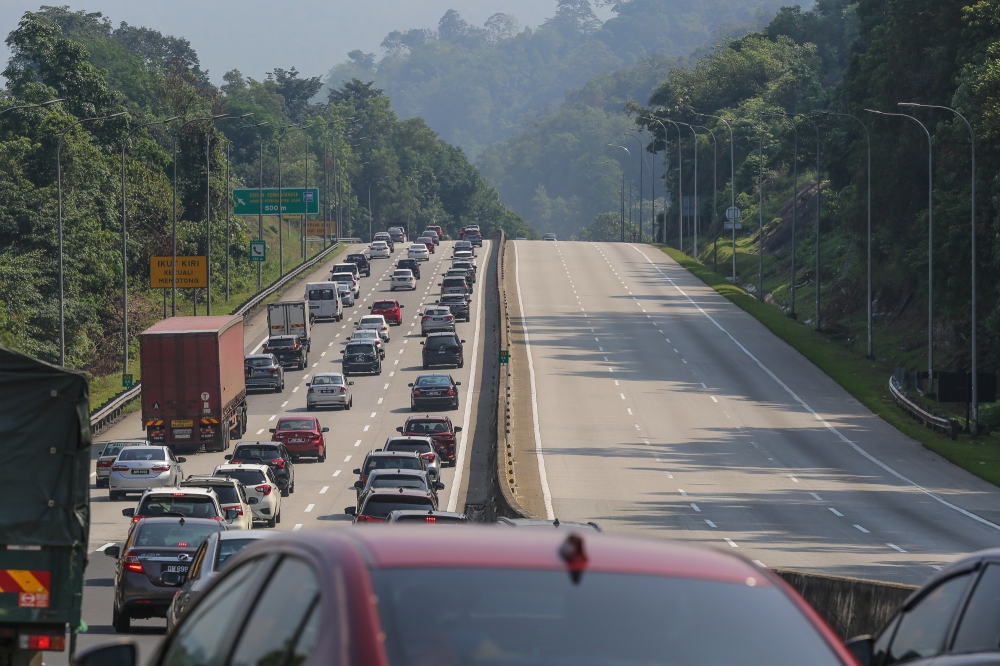 Heavy traffic is seen at the KL Karak (KLK) Expressway heading towards Genting Sempah in conjunction with Hari Raya Aidilfitri celebrations on April 6, 2024. — Picture by Yusof Mat Isa