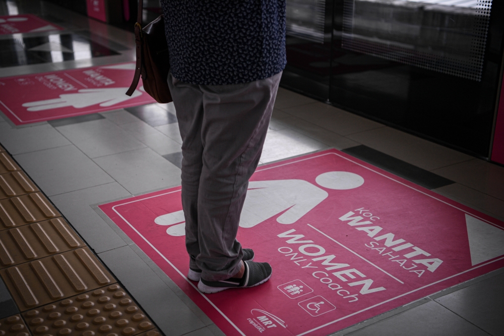 around 300 to 400 passengers can fit into the two women’s coaches for each journey and volunteer police have also been stationed to conduct periodic checks on trains and stations to ensure that everyone complies with the use of women’s coaches. — Bernama pic