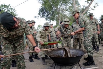 为了马来西亚的安全，士兵们在边境庆祝开斋节