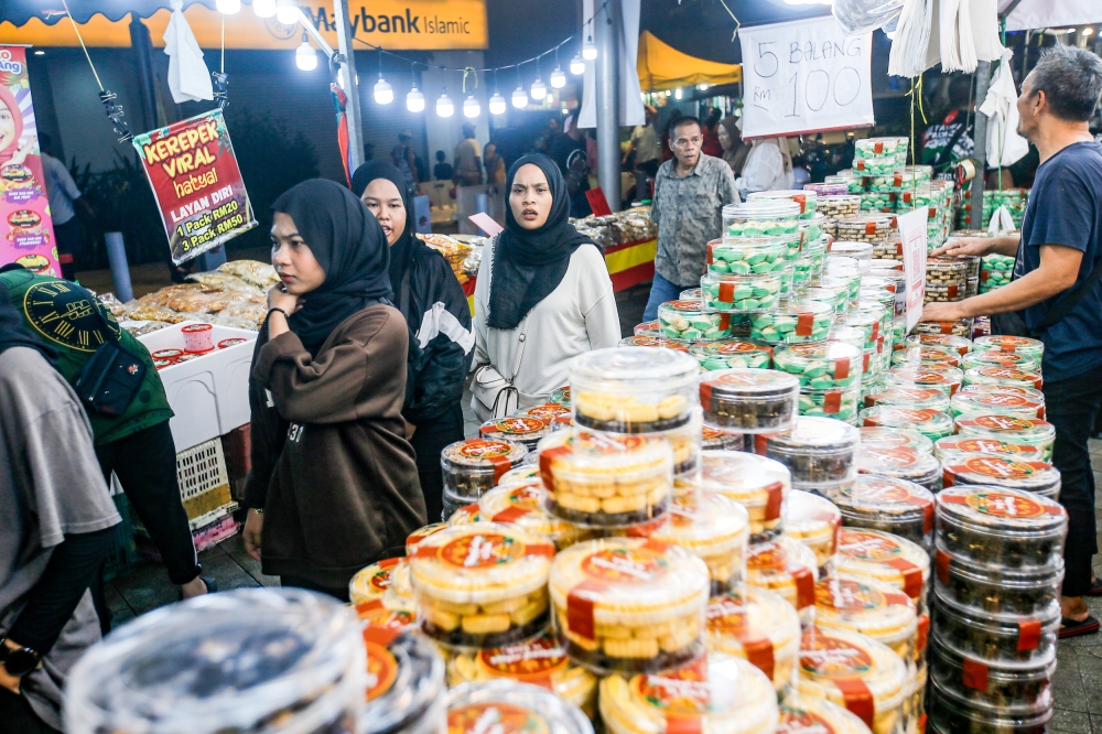 Different types of ‘kuih Raya’ at the Ramadan and Aidilfitri bazaar near Jalan Tuanku Abdul Rahman. ― Picture by Hari Anggara
