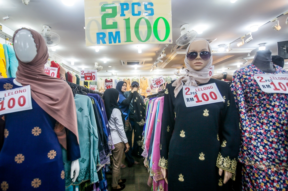 People shop for traditional Malay clothes at the Ramadan and Aidilfitri bazaar near Jalan Tuanku Abdul Rahman. ― Picture by Hari Anggara