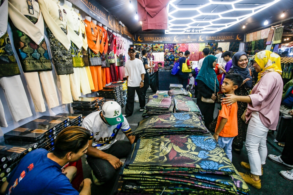 People are seen shopping for the upcoming Hari Raya Aidilfitri celebration at Jalan Tuanku Abdul Rahman in Kuala Lumpur April 4, 2024. ― Picture by Hari Anggara