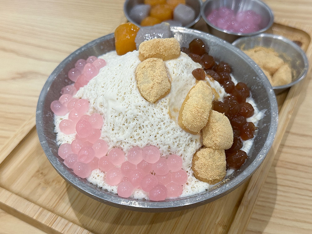 You get to customise your 'bingsu' with your favourite toppings.