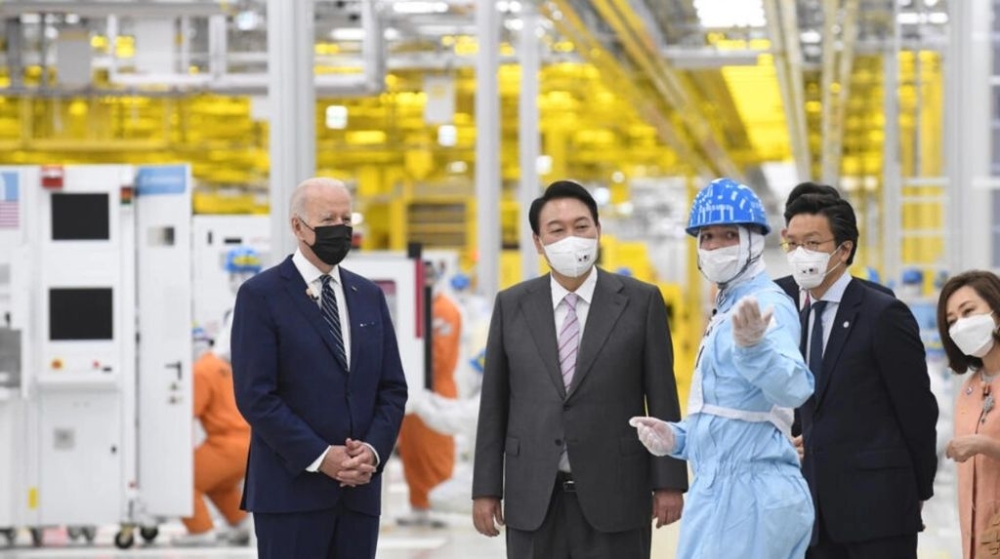 US President Joe Biden (left) and South Korean President Yoon Suk Yeol tour a Samsung chip factory in 2022. — AFP pic