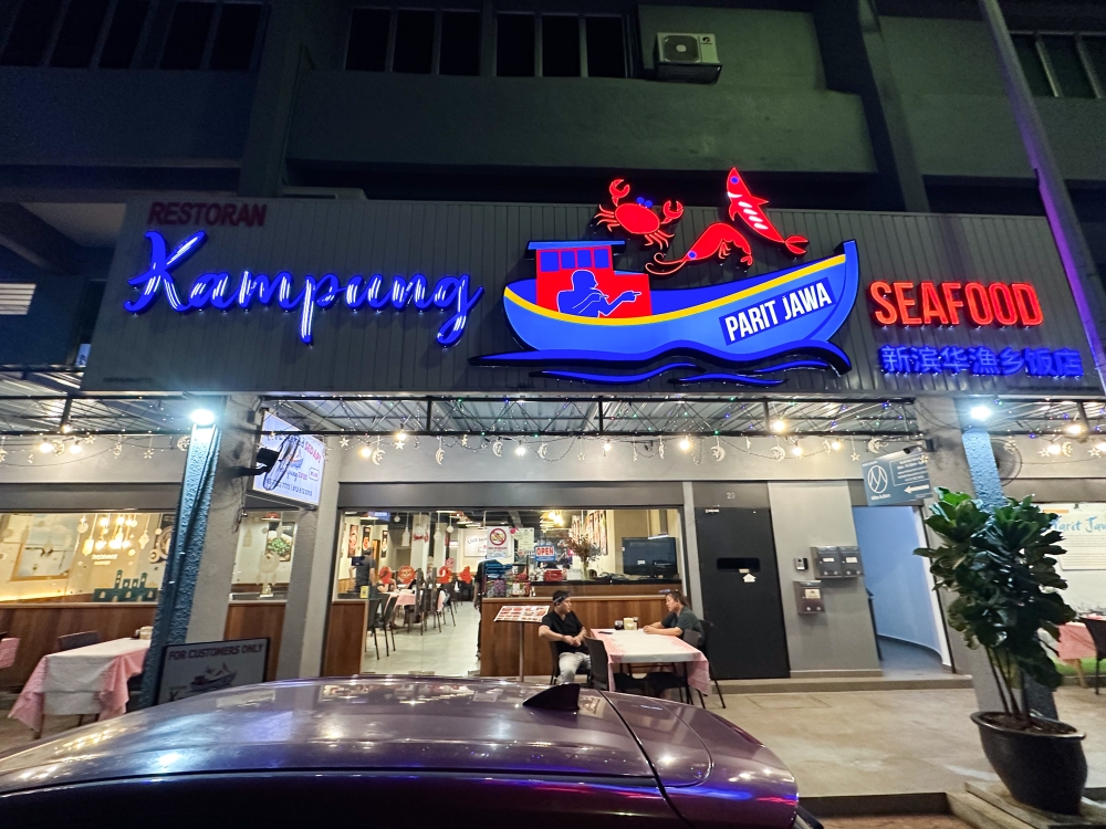It's all about seafood here as seen by the boat signage for the restaurant.