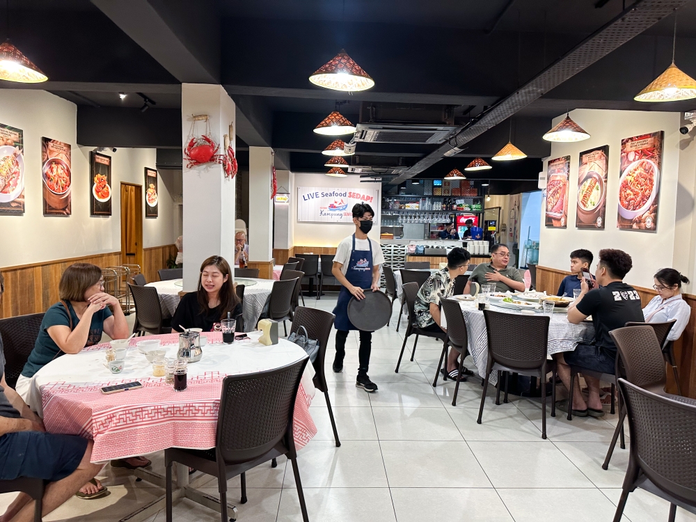 It is mostly families that occupy the tables here at this restaurant that is located on one of the inner roads facing Atria Shopping Centre in Damansara Jaya.