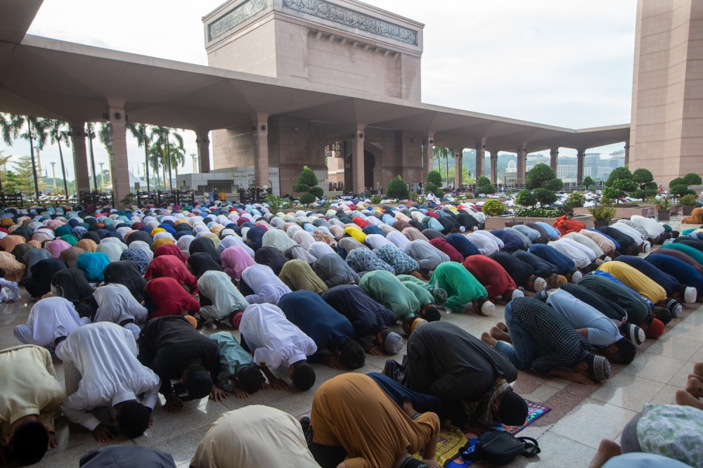 Muslims performing Aidilfitri prayers at Masjid Putra in Putrajaya April 10, 2024. ― Picture by Raymond Manuel
