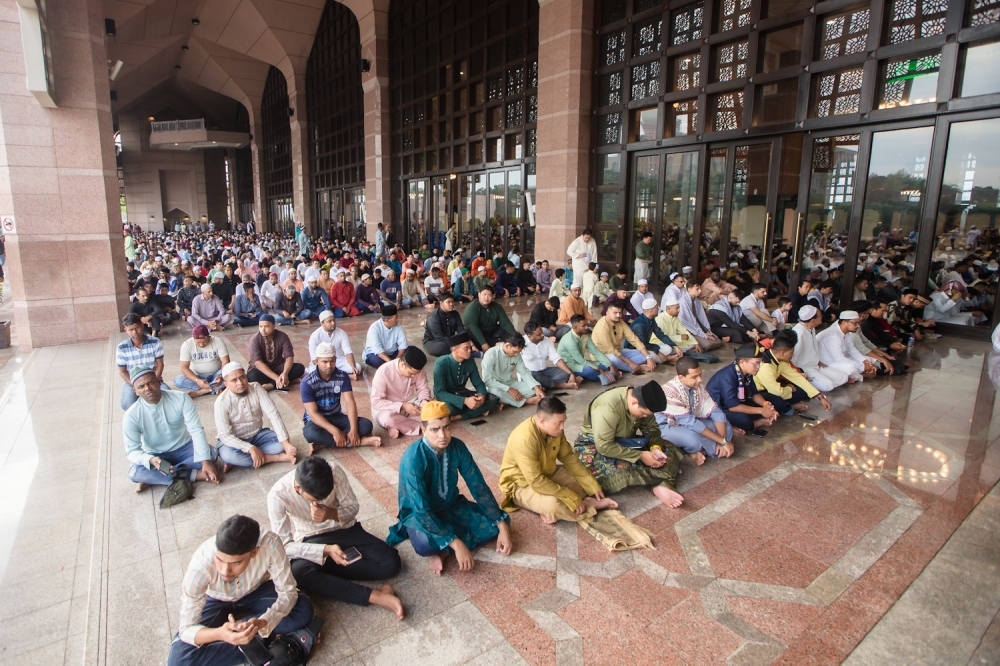 Muslims gather at Masjid Putra in Putrajaya for Aidilfitri prayers, April 10, 2024. ― Picture by Raymond Manuel