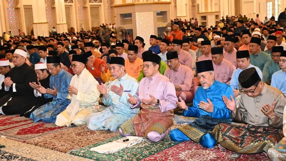 (From right, front row) Abdul Karim, Asfia, Abang Johari and Wan Junaidi performing Aidilfitri prayers at the Masjid Jamek in Kuching. ― Picture by Sarawak Public Communications Unit