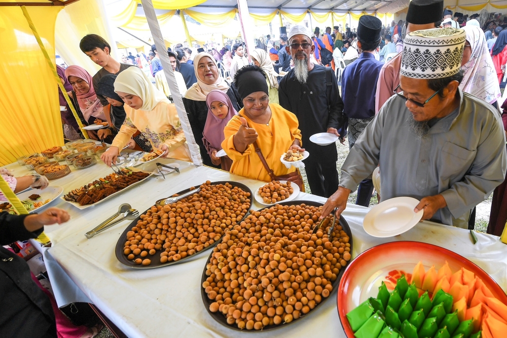 In Negeri Sembilan, approximately 10,000 people from diverse backgrounds attended the open house at Istana Besar Seri Menanti, Kuala Pilah, in conjunction with the Aidilfitri celebration. ― Bernama pic
