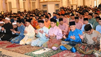 Sarawak governor, premier perform Aidilfitri prayers at Masjid Jamek