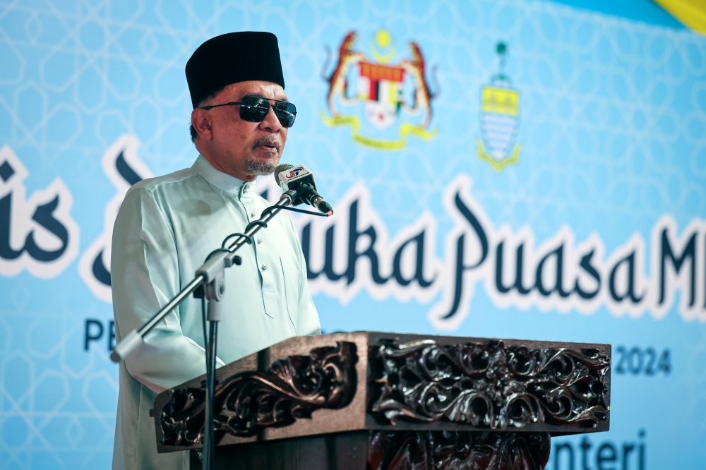 Prime Minister Datuk Seri Anwar Ibrahim says Malaysia and Pakistan have agreed to explore opportunities to strengthen ties between the two countries, especially in trade and investment. — Bernama pic