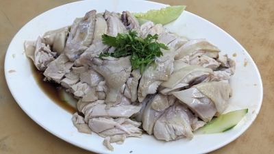 For satisfying Ipoh-style poached chicken and bean sprouts, head over to Restoran San Hong Hong Chicken Rice Shop in Desa Aman Puri