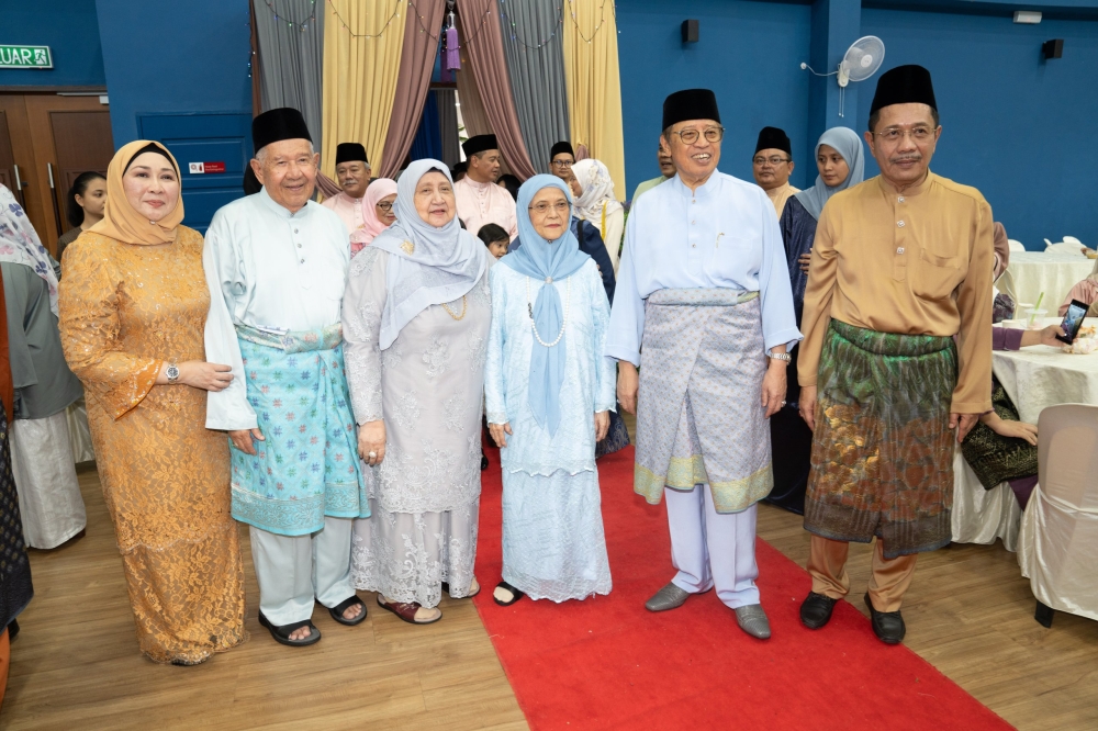 Sharifah Hasidah (left) in a photo call with Premier Datuk Patinggi Tan Sri Abang Johari Tun Openg (second, right) and other guests at her open house at Wisma Sabati. ― Picture by Chimon Upon via The Borneo Post 
