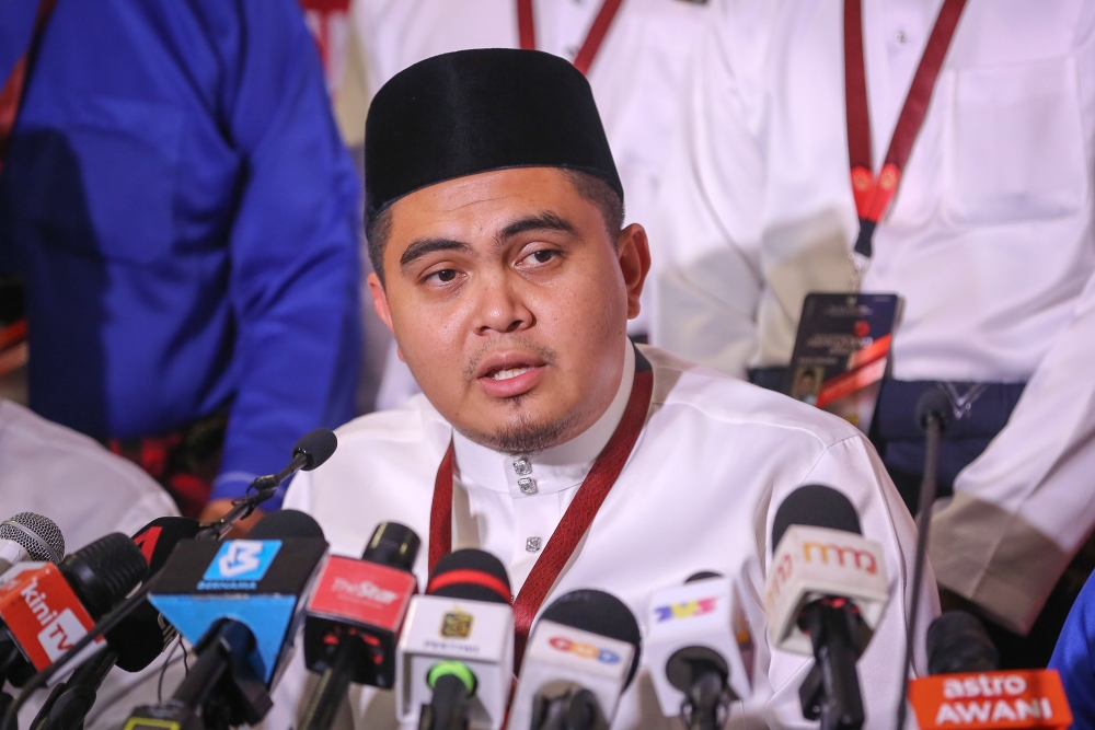 Umno Youth chief Dr Muhamad Akmal Saleh has today hit out at DAP’s federal minister Nga Kor Ming over what the former deemed to be his apparent lack in intelligence for calling his boycott campaign irresponsible and the cause of economic hardship. — Picture by Yusof Mat Isa