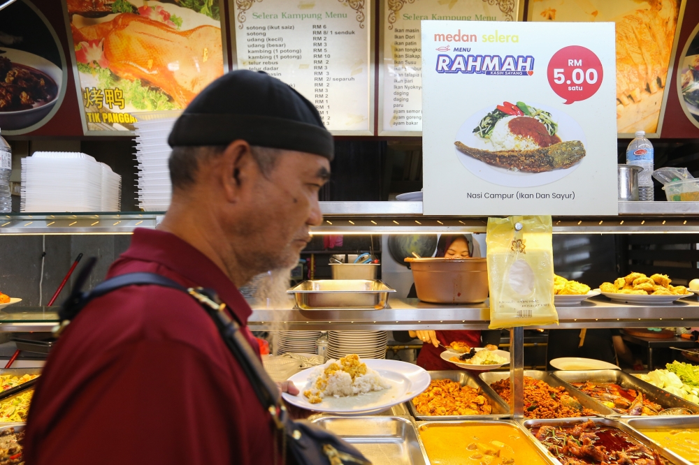 Food operators continued to voice support for the Menu Rahmah initiative to offer consumers affordable meals, with some saying they dropped these after pledged support from the federal government did not materialise. — Picture by Miera Zulyana