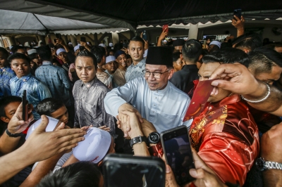 PM Anwar performs Friday prayers at Bandar Utama Batang Kali Mosque