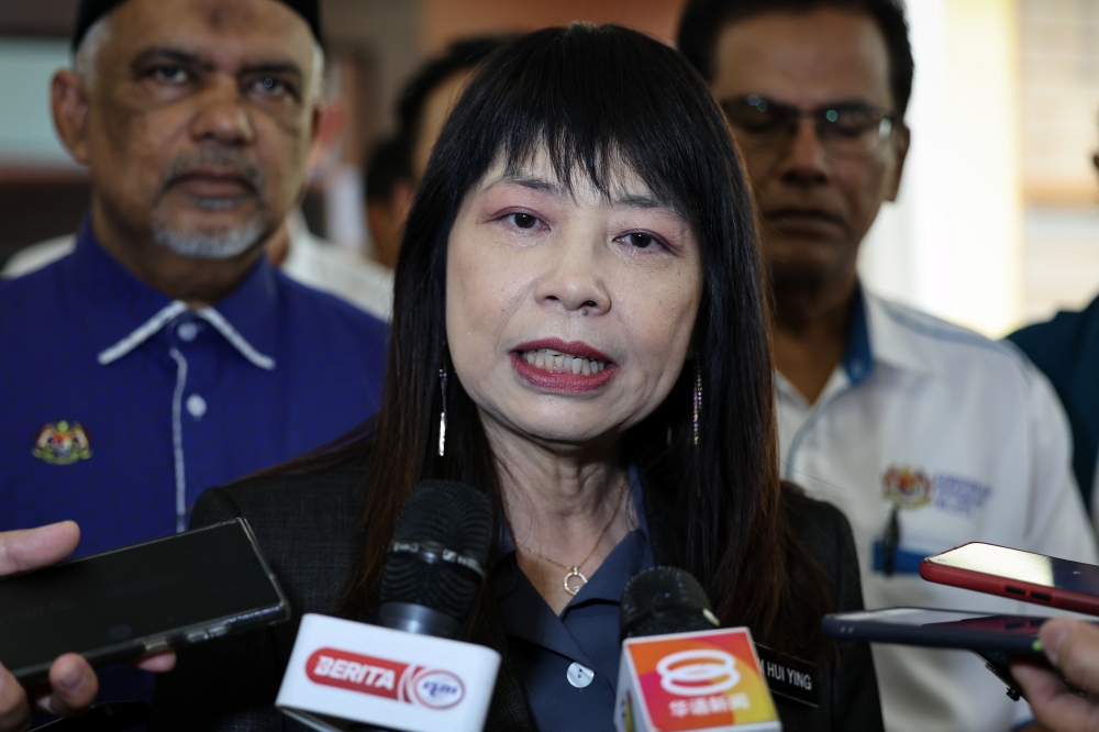 Deputy Finance Minister Lim Hui Ying said the country's export volumes experienced a drop in the fourth quarter last year but this did not last as the exports have increased at the beginning of this year. ― Bernama pic