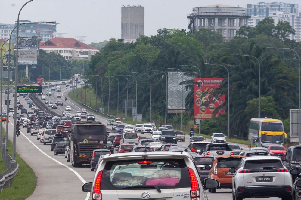 Traffic is seen at the KL-Seremban Expressway heading towards Kuala Lumpur April 14, 2024. — Picture by Shafwan Zaidon
