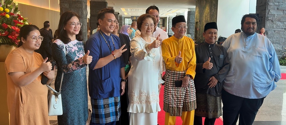 PKR Api-Api division chief Datuk Christina Liew (4th left) in a group picture with other PKR Sabah division leaders at the Raya open house. — The Borneo Post pic 