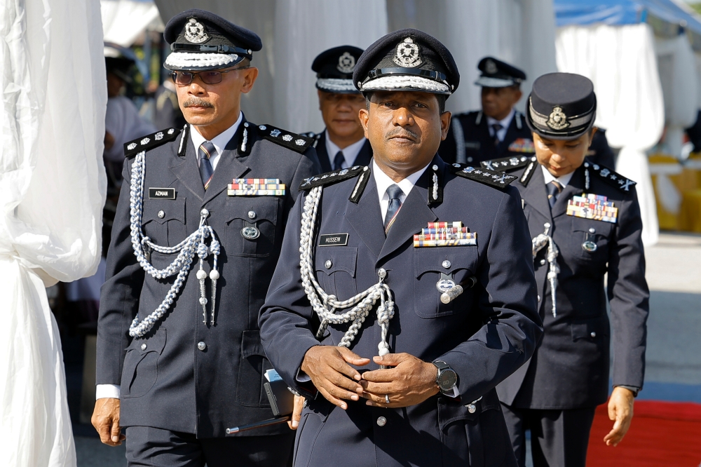 Selangor police chief Hussein Omar Khan (centre) said officers had feared that there would be more casualties if a shootout broke out. — Bernama pic