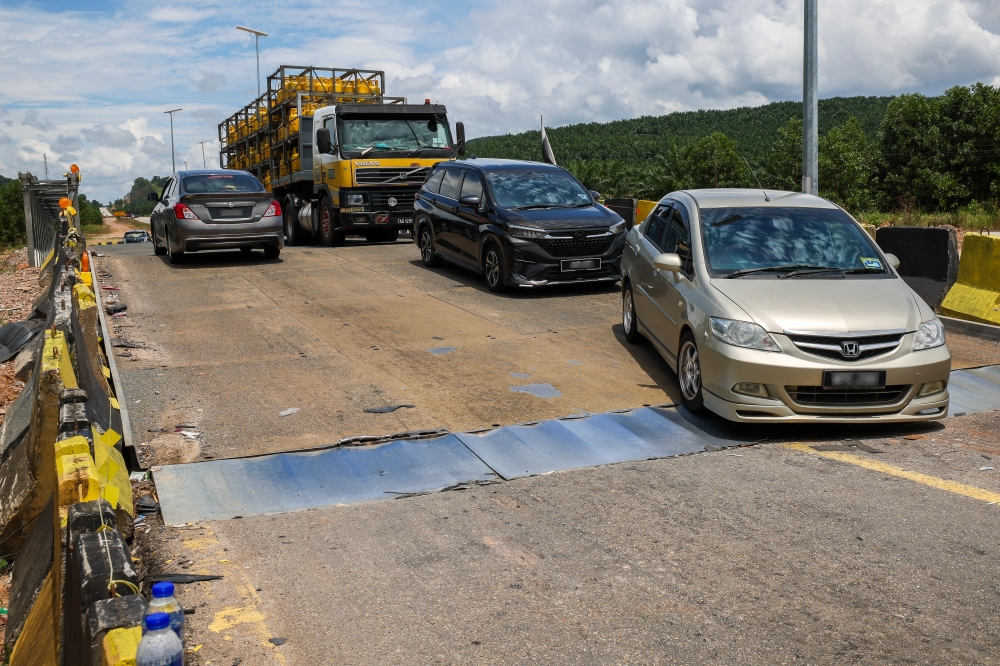 Repair works on the damaged Bailey bridge at Section 102, Federal Route 12 Kuantan-Segamat Road, will begin early next week, said Pahang Public Works Department (JKR) director Datuk Hafizah Zakaria. — Bernama pic