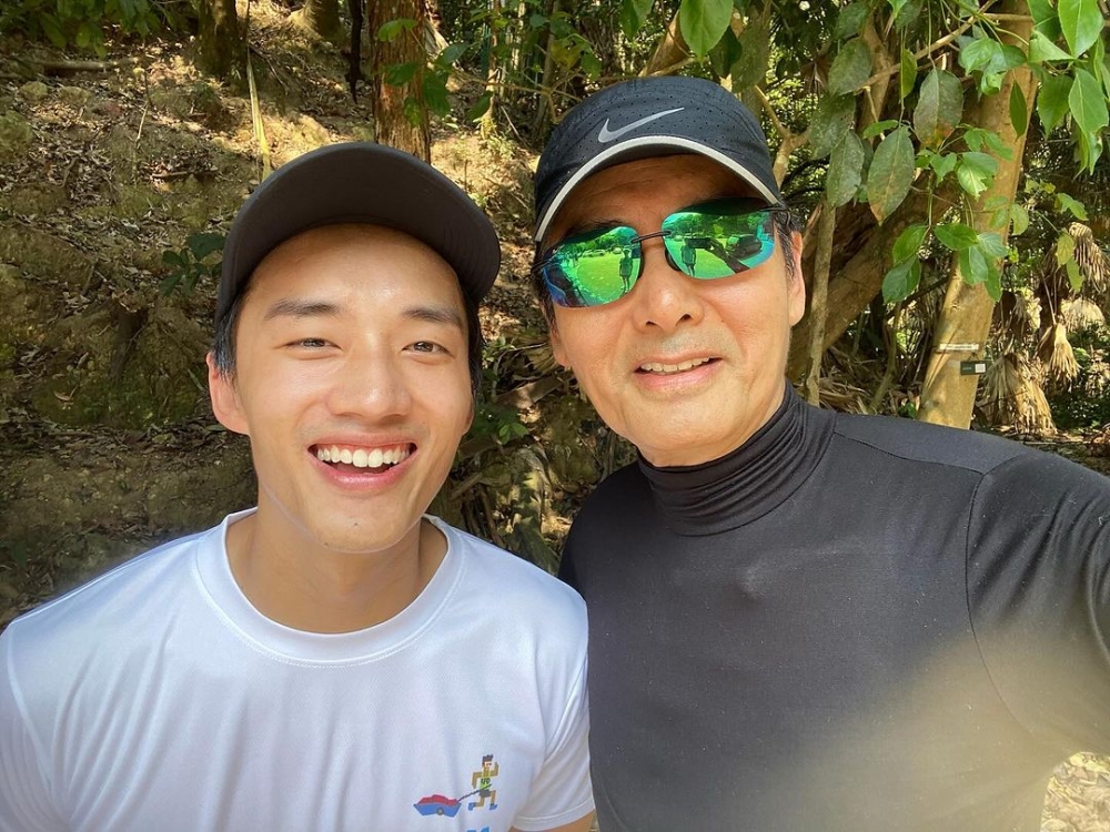 Tan met veteran HK actor Chow Yun-fat during a jog with friends. — Picture via Instagram/jacktan_ahzhe