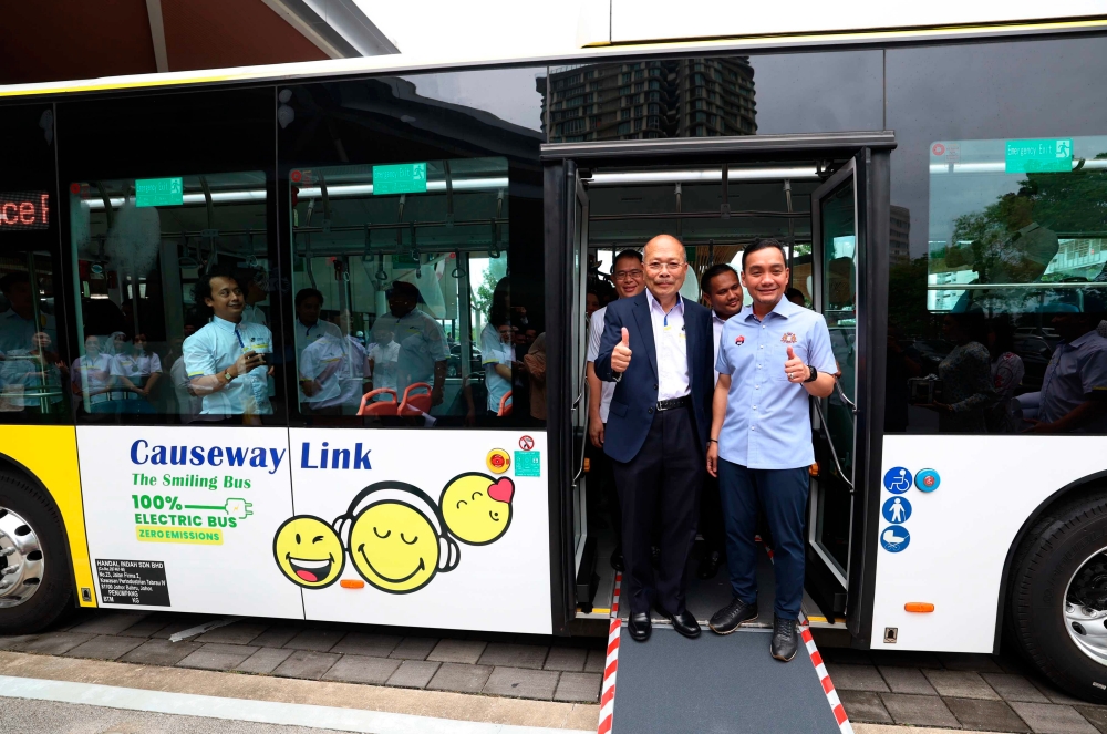 Johor Menteri Besar Datuk Onn Hafiz Ghazi with founder and chairman of Handal Indah Group of Companies, Lim Han Weng at the launch of the first cross-border electric bus service in Malaysia, Iskandar Puteri, April 16, 2024. — Bernama pic 