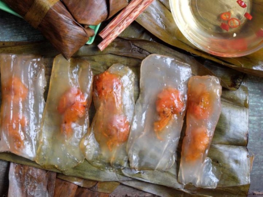 As introduced by CNN, Banh bot loc is Vietnamese pork and shrimp dumpling with wrappers made from tapioca flour. 