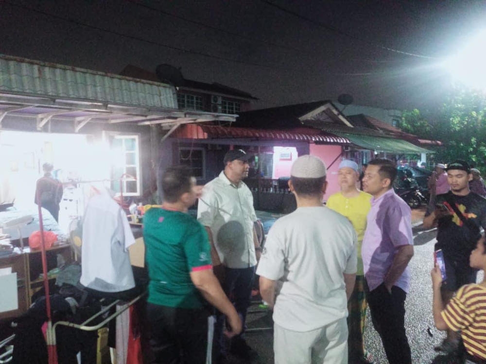 Sungai Buloh Member of Parliament Datuk R. Ramanan speaks to flash flood victims in the constituency, April 16, 2024. — Picture from Facebook/Bernama Radio
