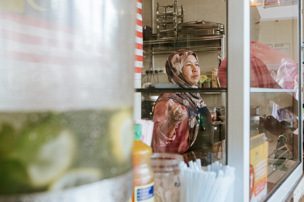 Drinks stall vendor Jamila Hasyin speaks to Malay Mail on the ‘Kurang Manis’ campaign in Putrajaya March 7, 2024. — Picture by Raymond Manuel