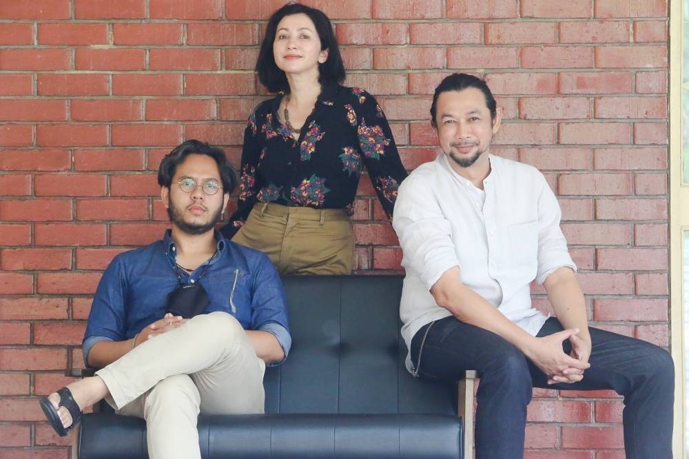 Sofia Jane’s (centre) film ‘Maryam Pagi ke Malam’ is directed by Badrul Hisham Ismail (sitting left) and produced by Anomalous Films. — Picture by Choo Choy May