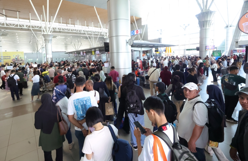 Stranded travellers at Kota Kinabalu International Airport as several Malaysia Airlines and AirAsia flights between Sabah, Sarawak, and Kuala Lumpur International Airport (KLIA) are cancelled today due to the volcanic eruption at Mount Ruang, Indonesia, April 18, 2024. — Bernama pic 