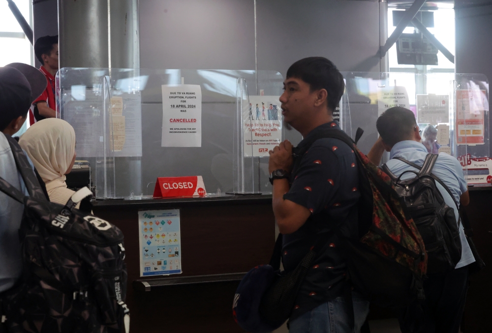 Passengers stranded at Kota Kinabalu International Airport after Malaysia Airlines and AirAsia cancelled flights between Sabah, Sarawak, and Kuala Lumpur International Airport (KLIA) due to the volcanic eruption at Mount Ruang, Indonesia, April 18, 2024. — Bernama pic 