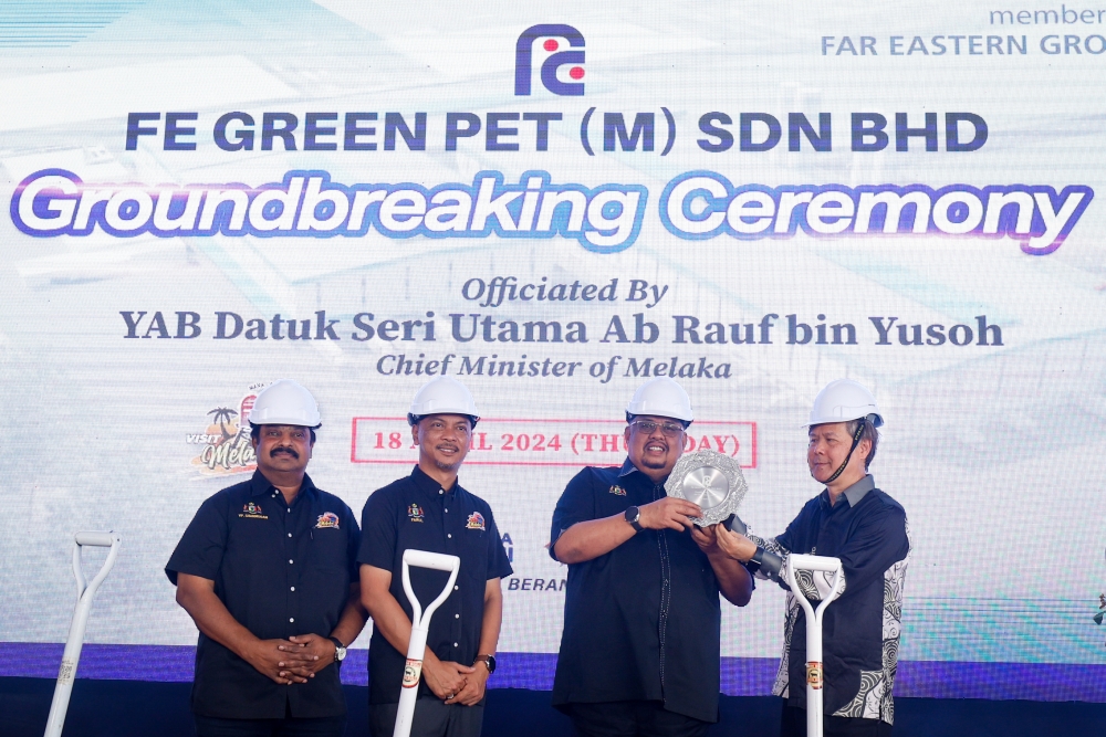 Melaka Chief Minister Datuk Seri Ab Rauf Yusoh (2nd right) officiates the groundbreaking ceremony of the FE Green Pet (M) Sdn Bhd factory at Hicom Pegoh Industrial Park April 18, 2024. — Bernama pic