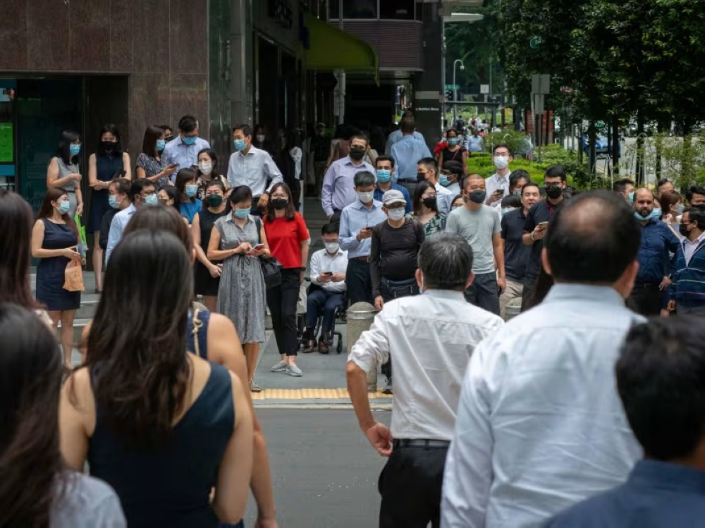 Office crowds in the Central Business District on April 26, 2022. — TODAY pic