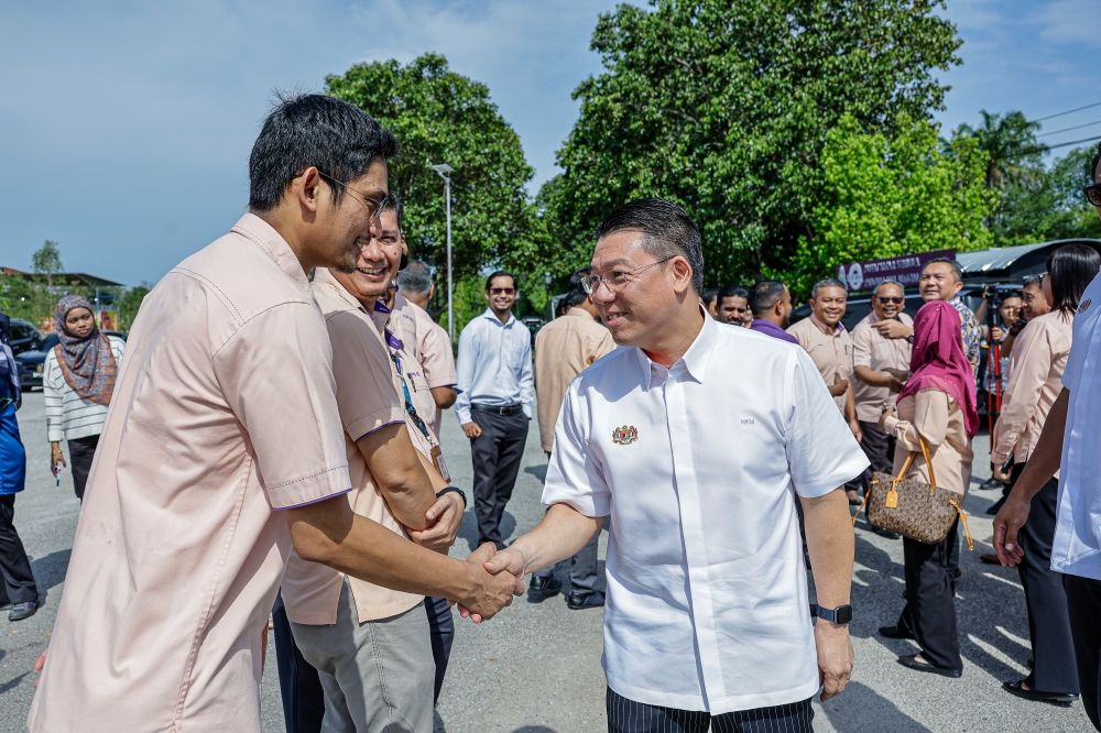 Housing and Local Government Minister Nga Kor Ming greets the crowd during his visit to Kuala Kubu Baru April 18, 2024. — Bernama pic