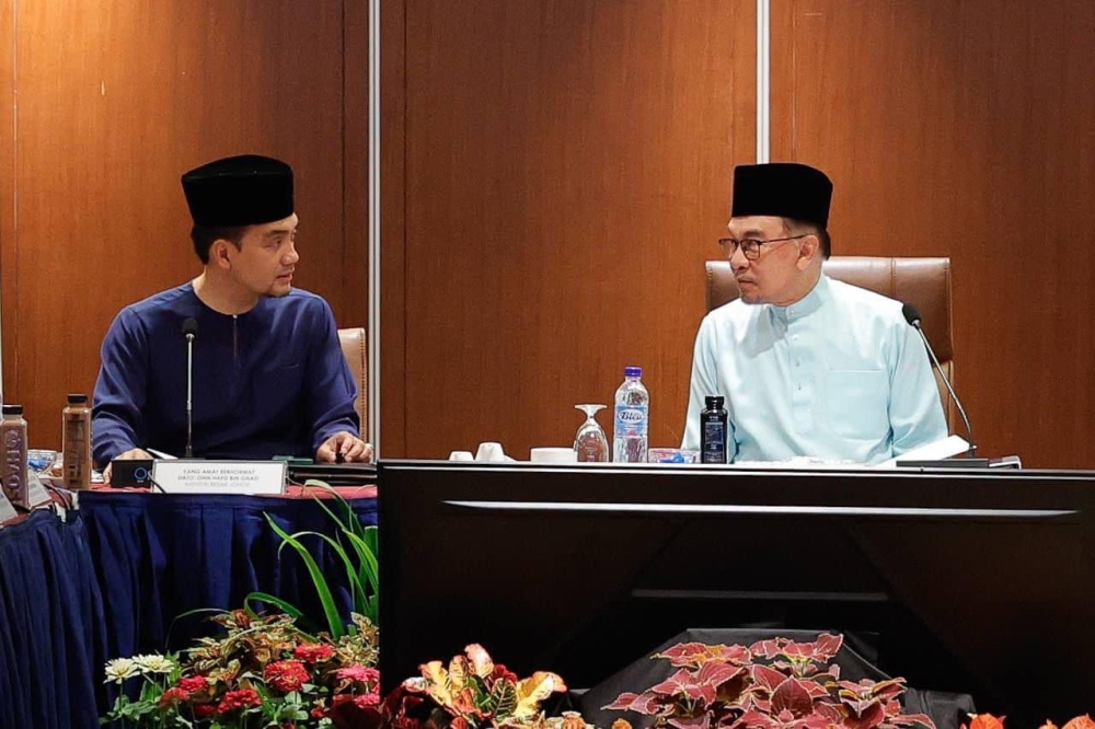 Prime Minister Datuk Seri Anwar Ibrahim (right) and Johor Menteri Besar Datuk Onn Hafiz Ghazi during the state development special meeting held at Forest City yesterday. April 19, 2024. — Picture by Onn Hafiz Ghazi’s Facebook
