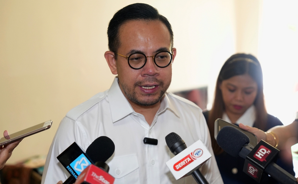 The National Union of Bank Employees (Nube) said today five police reports were lodged on behalf of the union members across Peninsular Malaysia yesterday claiming an alleged abuse of power by Human Resources Minister Steven Sim Chee Keong. — Bernama pic