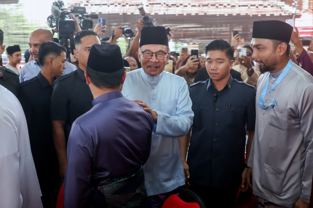 Prime Minister Datuk Seri Anwar Ibrahim with the public at Gerai Kak Ngah Billion in Bandar Teknologi Kajang for lunch before performing Friday prayers, April 19, 2024. The prime minister said today that Datuk Seri Ahmad Zahid Hamidi issued an affidavit in support of ex-prime minister Datuk Seri Najib Razak in the former’s capacity as Umno president. — Bernama pic 