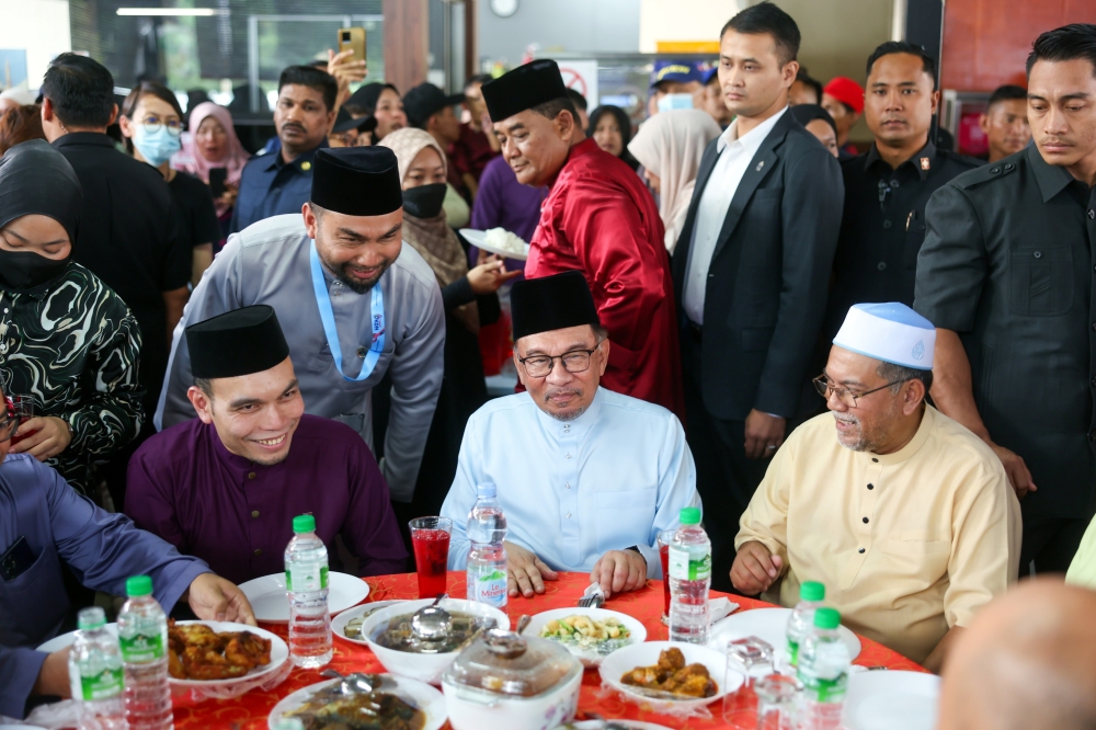 Prime Minister Datuk Seri Anwar Ibrahim at Gerai Kak Ngah Billion Bandar Teknologi Kajang before performing Friday prayers at Masjid Bandar Teknologi Kajang, April 19, 2024. — Bernama pic 
