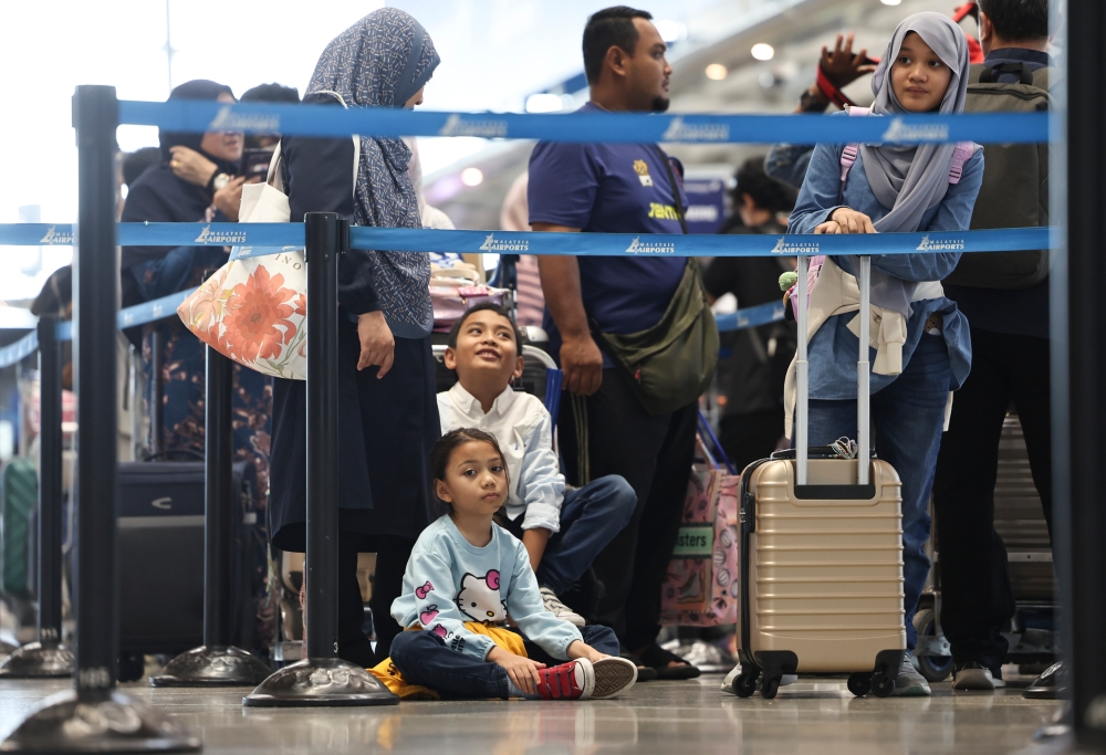 Malaysia Airlines passengers wait in line to check in their baggage at Kuala Lumpur International Airport (KLIA) Terminal 1, April 19, 2024. — Bernama pic 