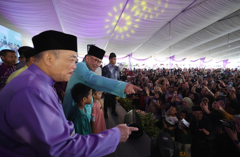 Sabah Chief Minister Datuk Seri Hajiji Noor (left) and Prime Minister Datuk Seri Anwar Ibrahim (centre) at the National Madani 2024 Aidilfitri celebration at the Sabah International Convention Centre, in Kota Kinabalu April 20, 2024. — Bernama pic 