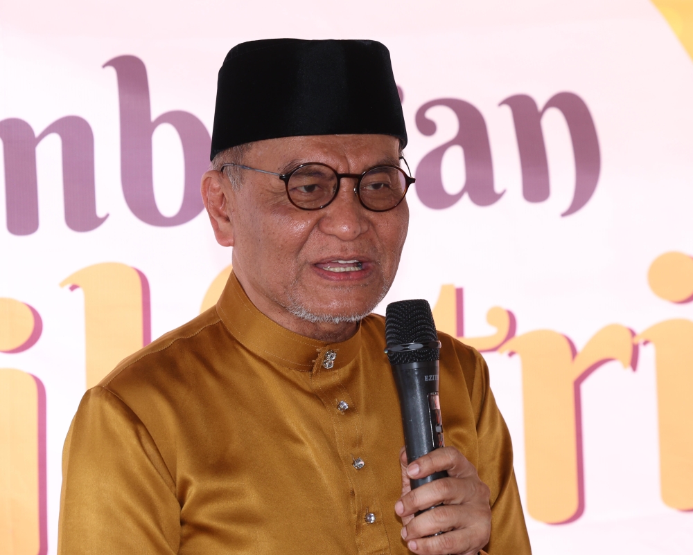 Health Minister Datuk Seri Dzulkefly Ahmad said parents and teachers need to be aware of students’ health conditions before they undertake any outdoor activities, including cross-country races, in view of the current hot weather. — Bernama pic