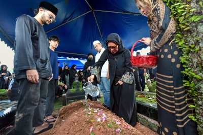 Former IGP Hanif Omar laid to rest at Bukit Kiara cemetery