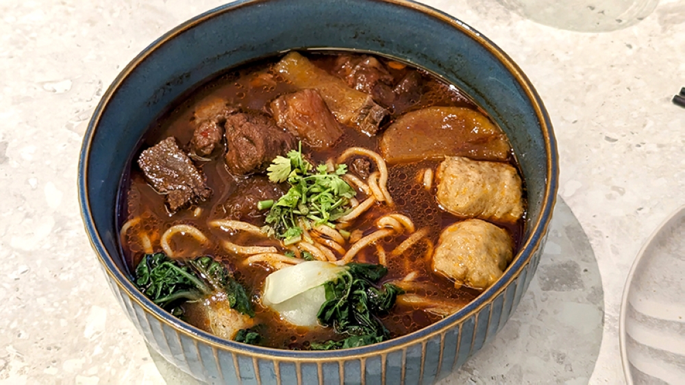Wonder mix beef broth strongly resembles Taiwanese style beef noodles, featuring an intensely flavourful broth.